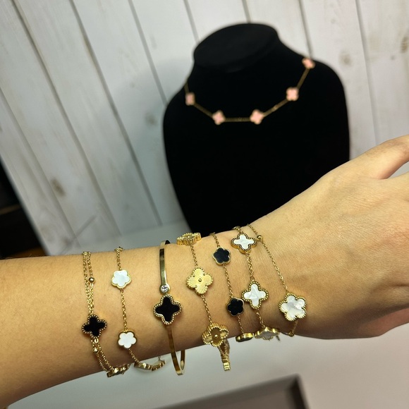 Golden Luxe Clover Bracelet.
18K GOLD PLATED STAINLESS STEEL BRACELET - Picture 4 of 4